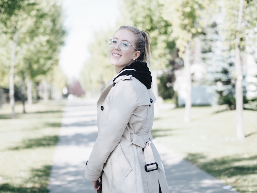 Casual Chic - Strungingold {Zara trench, H&M Sweater, American Eagle Jeans, Adidas Stan Smith sneakers, American Eagle Street Level Bag}