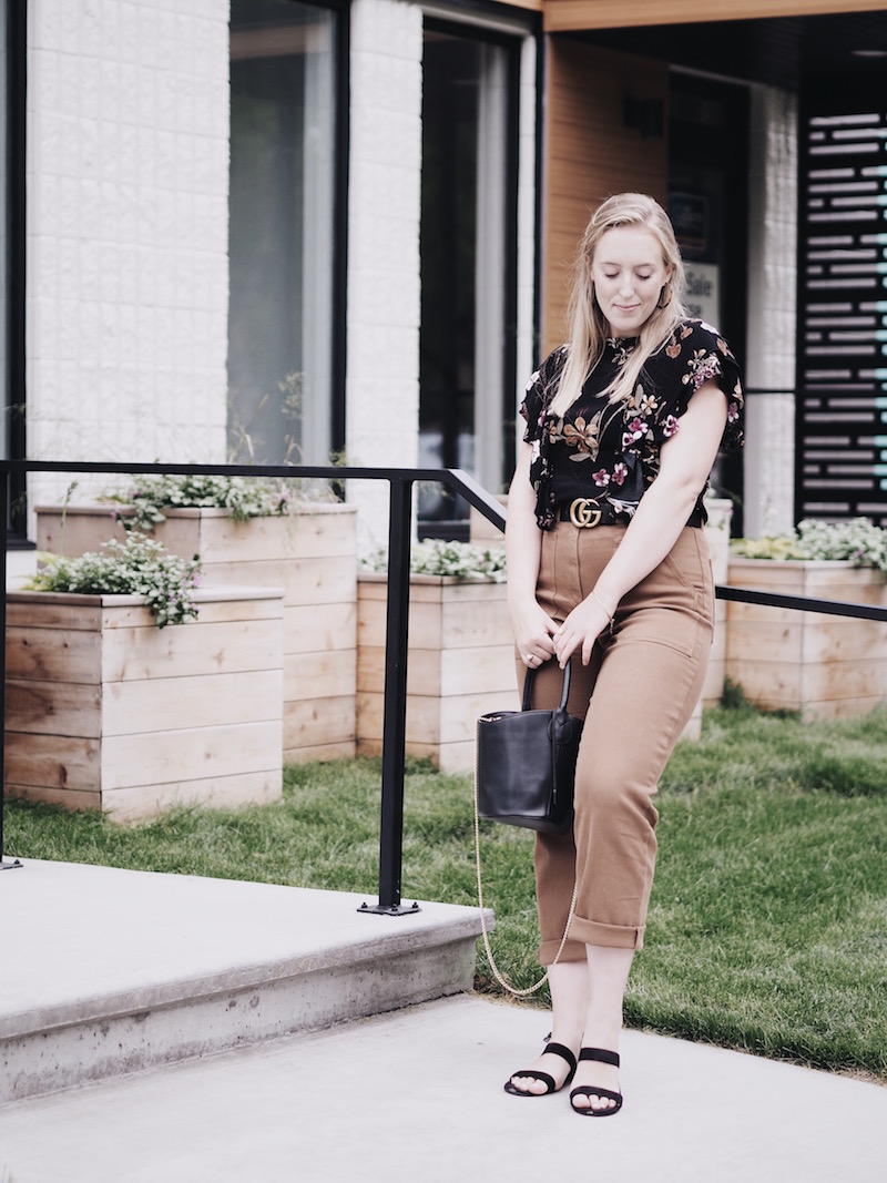 aritzia ryley pants, aritzia sale finds, easy summer outfit, brown cargo pants, dark florals